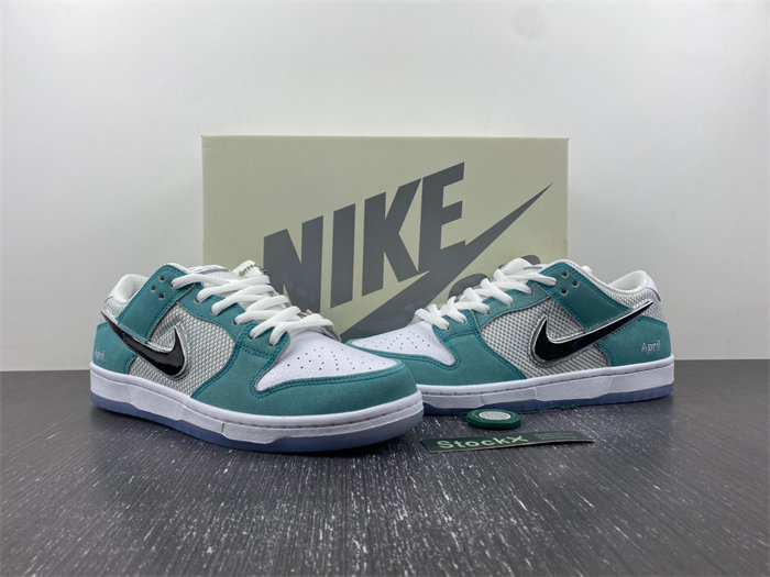 Dunk SDCAI*NIKE SB Low FD2562-400
