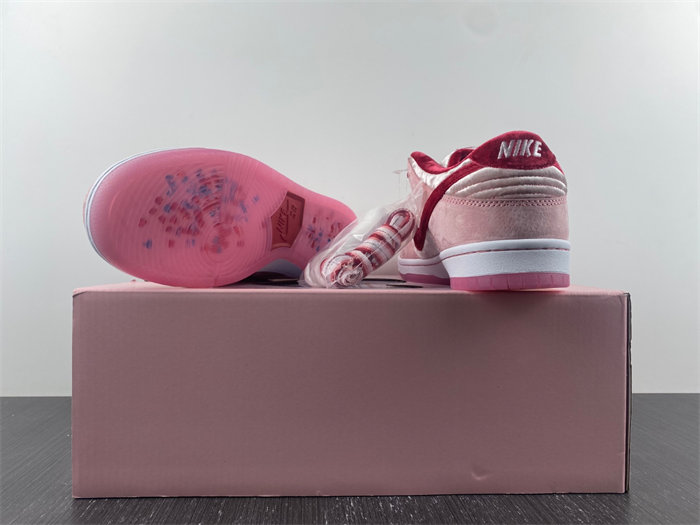 Nike S.B Dunk Low StrangeLove Skateboards  CT2552-800