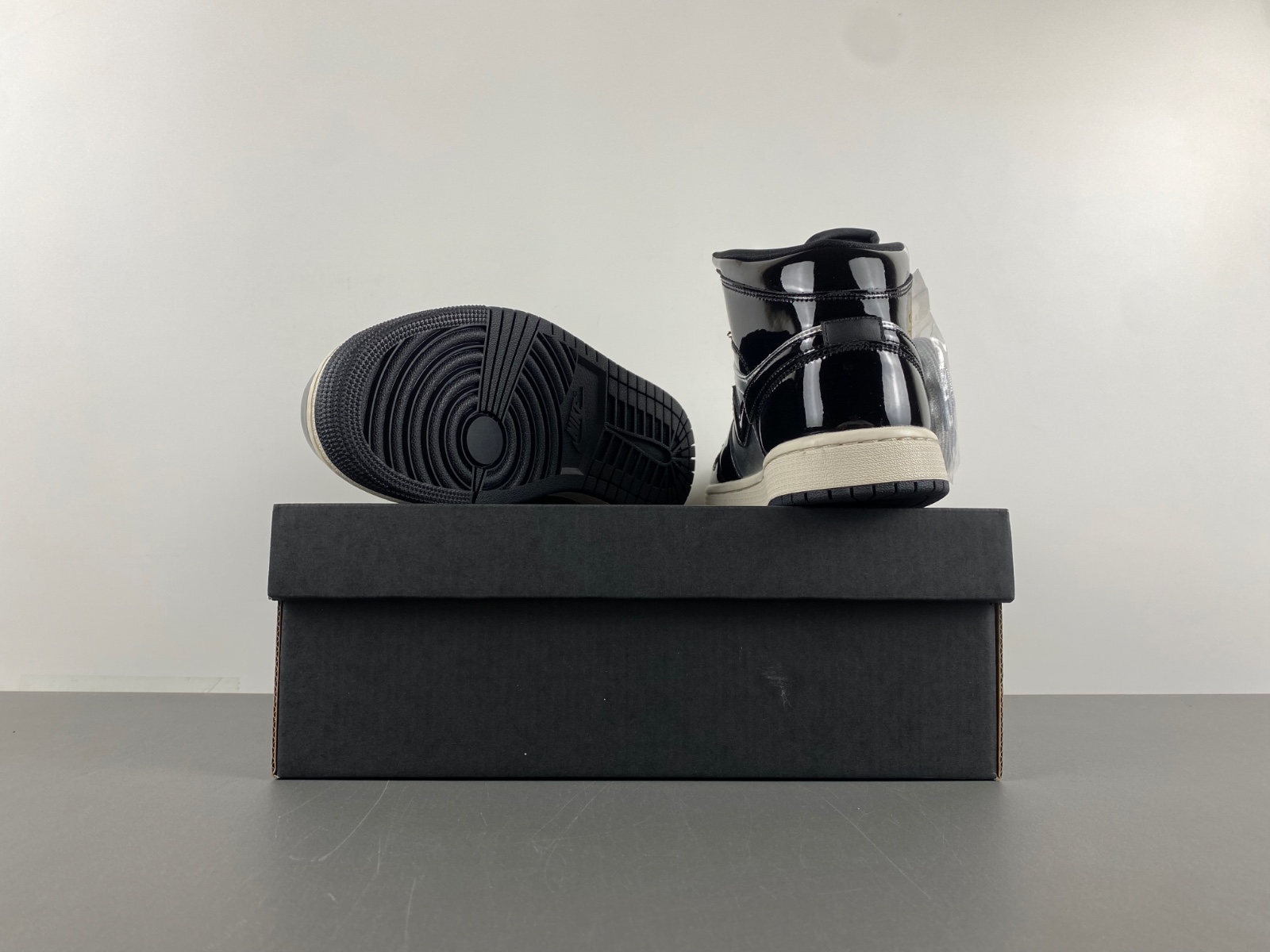 Air Jordan 1 Mid SE  FZ39380-001